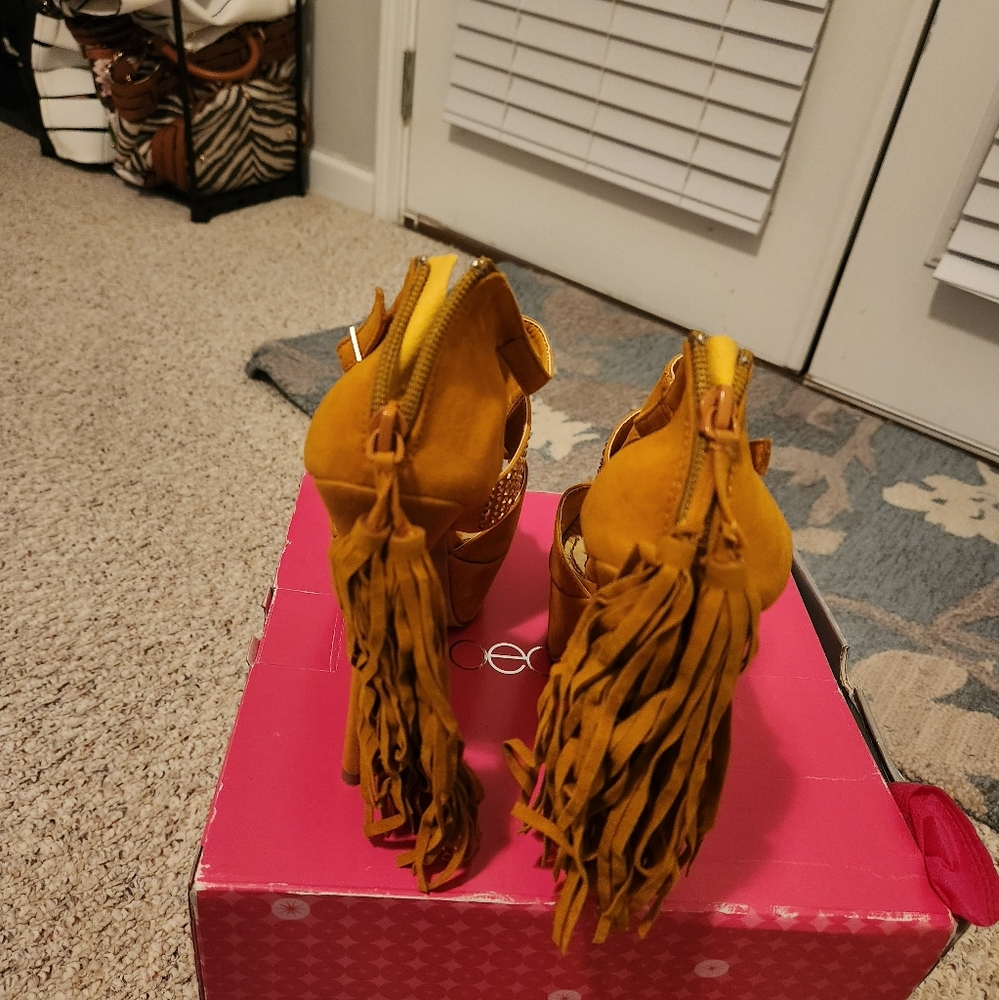Heels - Picture 2 of 3